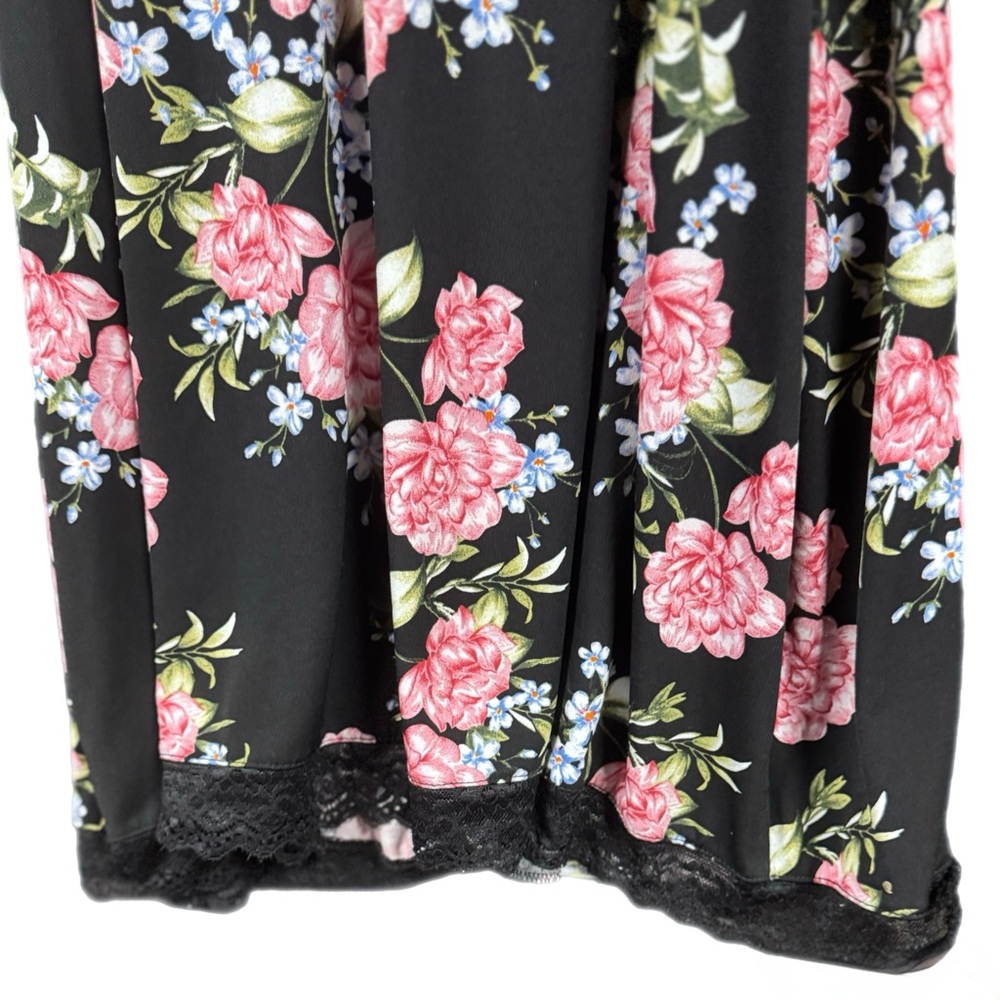 Torrid Whimsygoth Floral Plus Size Perfection Knit High Neck Keyhole Top Size 1 - Picture 3 of 6